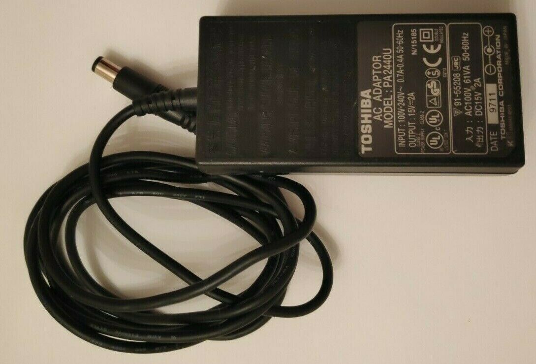 NEW TOSHIBA 15V 2A 60W PA3049U PA3153U PA3241U PA2440U AC Power Adapter